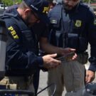 Policiais verificando.