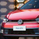 Polo GTS vermelho parado na diagonal.