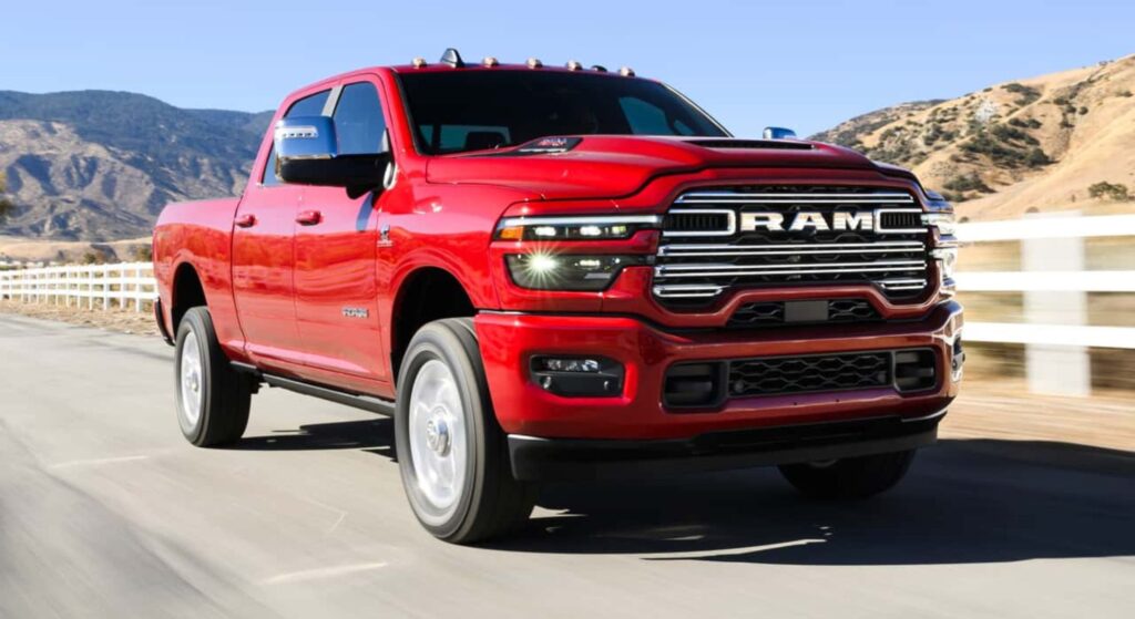 RAM Rampage vermelha em velocidade.