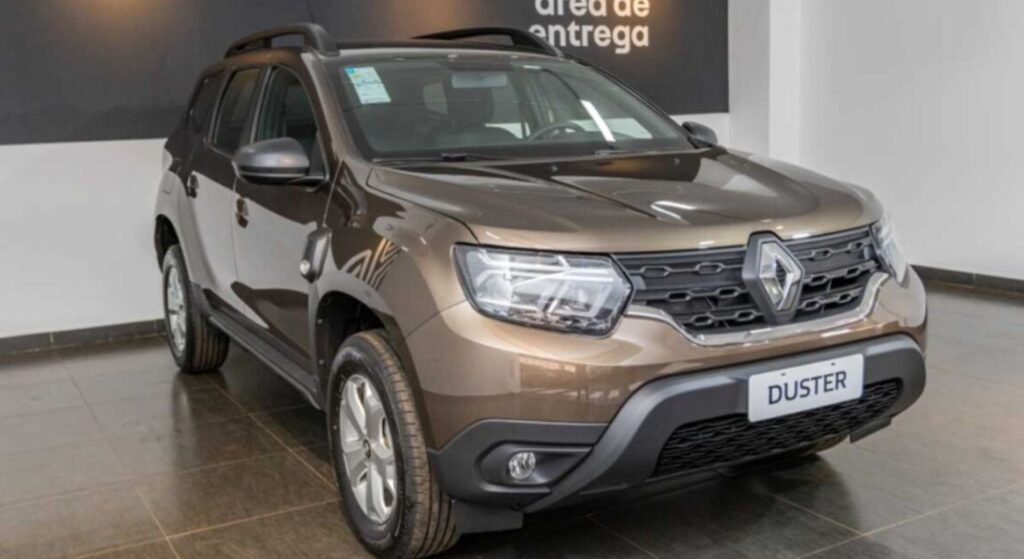 Renault Duster marrom parado na diagonal.