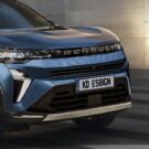 Renault Boreal azul em velocidade.