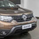 Renault Duster marrom parado na diagonal.
