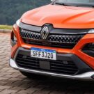 Renault Kardian laranja parado na diagonal.