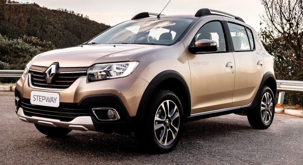 Renault Stepway prata parado na diagonal.