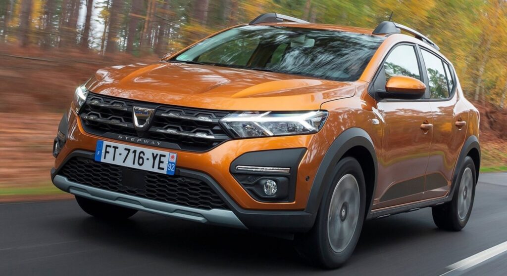 Renault Stepway laranja em velocidade.