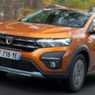 Renault Stepway laranja em velocidade.