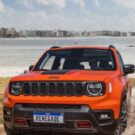 Renegade Laranja parado na areia.