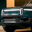 Rivan R1T 2025 azul parado na diagonal.