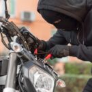 Moto sendo roubada.