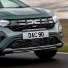 Sandero Stepway Dacia 90 verde em velocidade.