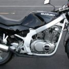 motos: Suzuki GS500E preta de lado.