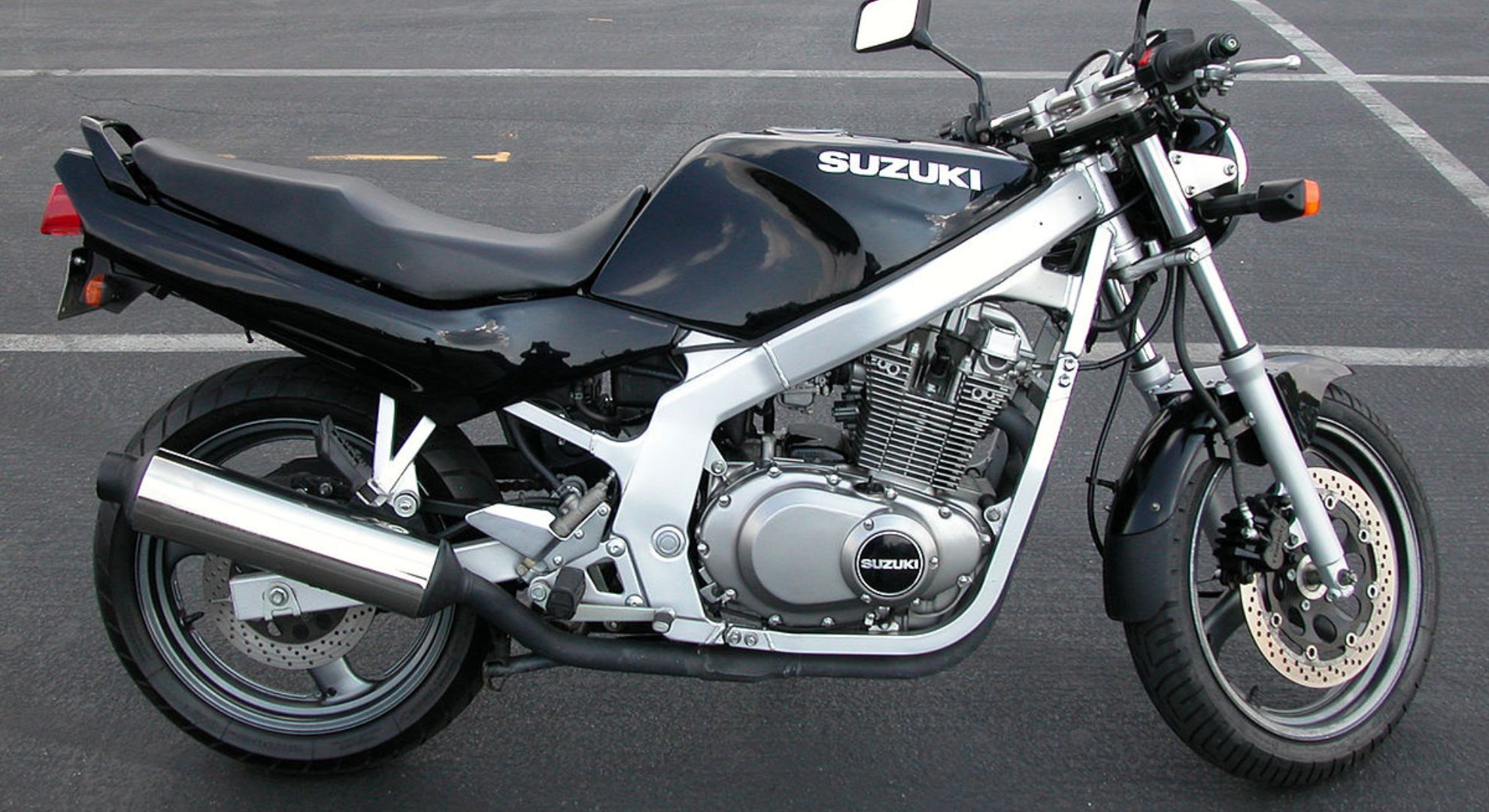 motos: Suzuki GS500E preta de lado.