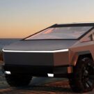 Tesla Cybertruck prata parada na diagonal.