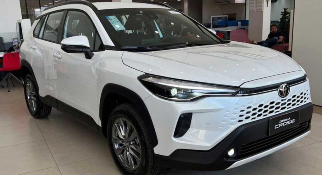 Toyota Corolla Cross 2026 branco na diagonal.