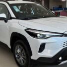 Toyota Corolla Cross 2026 branco na diagonal.