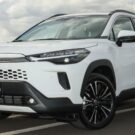 Toyota Corolla Cross 2026 branco.