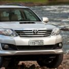 Um Toyota SW4 2015 prata nas pedras.
