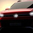 Um carro da Volkswagen vermelho parado de frente.