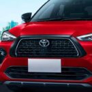 Um SUV vermelho parado na diagonal.