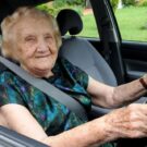 Uma-idosa-dirigindo-seu-carro