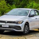 Volkswagen Polo branco parado na diagonal.