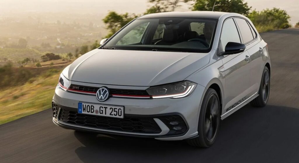 Volkswagen Polo branco em velocidade.