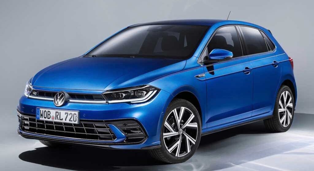 Volkswagen azul parado na diagonal.