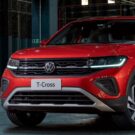 Um Volkswagen T-Cross-Vermelho.