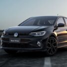 Volkswagen Virtus preto parado na diagonal.