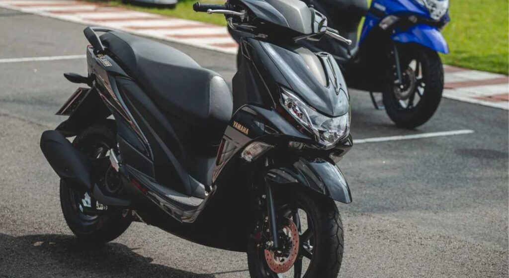 Yamaha Fluo 2025 preto parado.