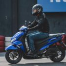 Yamaha Fluo 2025 azul em velocidade.