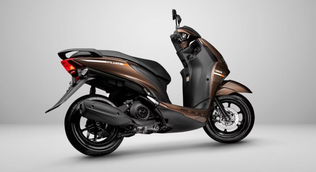 Yamaha Fluo 2025 marrom de costas.