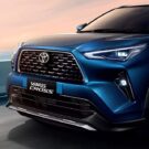 Yaris Cross azul em velocidade.