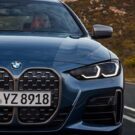 BMW preta em velocidade de frente.