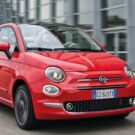 Fiat 500 vermelho na estrada