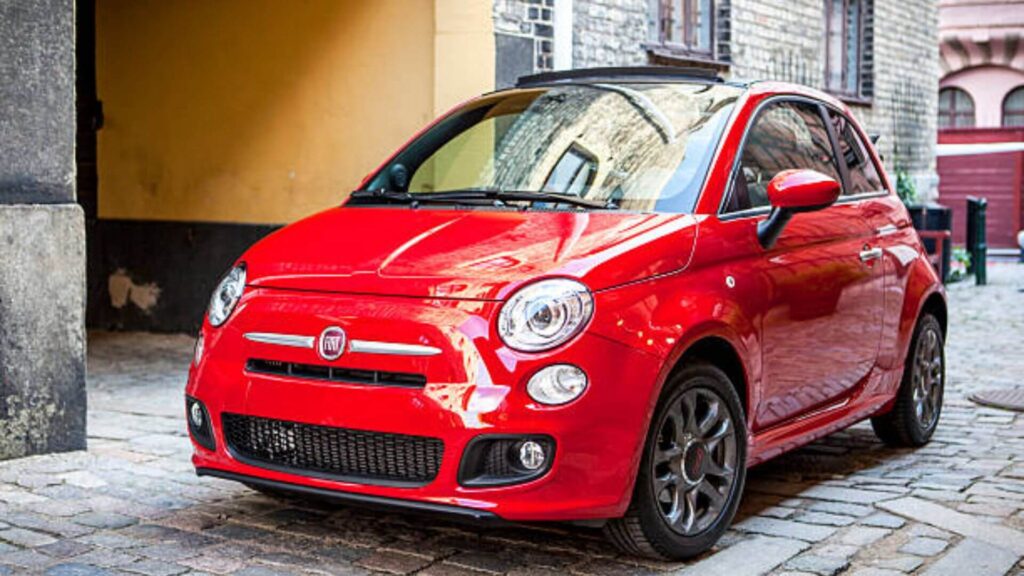 Fiat 500 vermelho parado