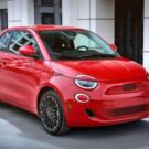 Fiat 500e vermelho estacionado