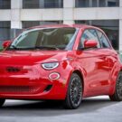 Fiat 500e vermelho na diagonal