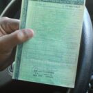 Segurando a folha do IPVA.