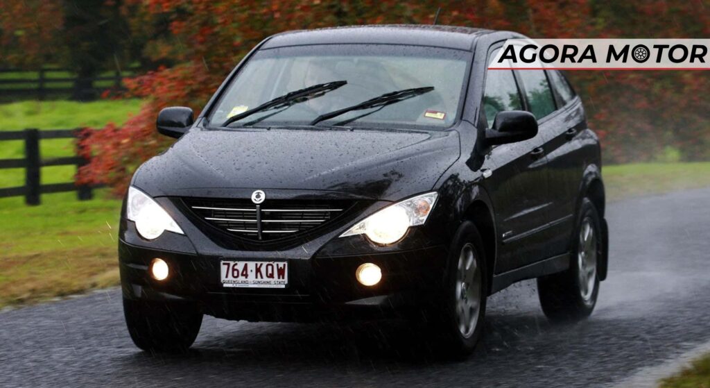 Carro Actyon preto em velocidade.