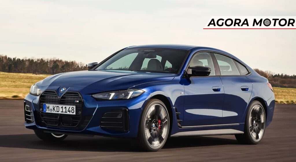 BMW azul em velocidade.