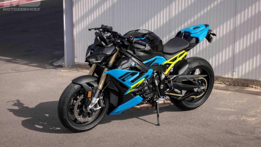 bmw s 1000 r azul com detalhes em amarelo e preto