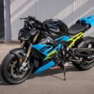 bmw s 1000 r azul com detalhes em amarelo e preto