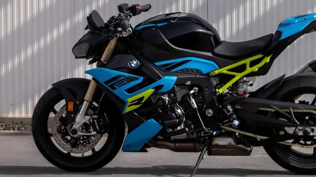 bmw s 1000 r azul com detalhes em amarelo e preto estacionada