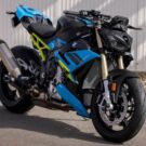 bmw s 1000 r azul com detalhes em amarelo e preto na diagonal