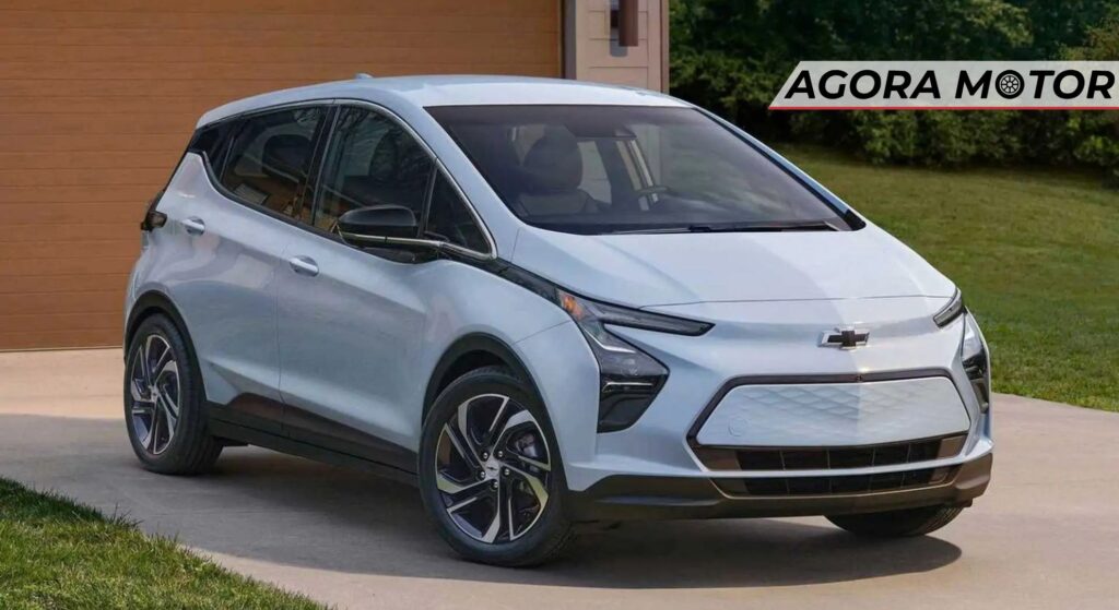 Chevrolet Bolt branco parado na diagonal.