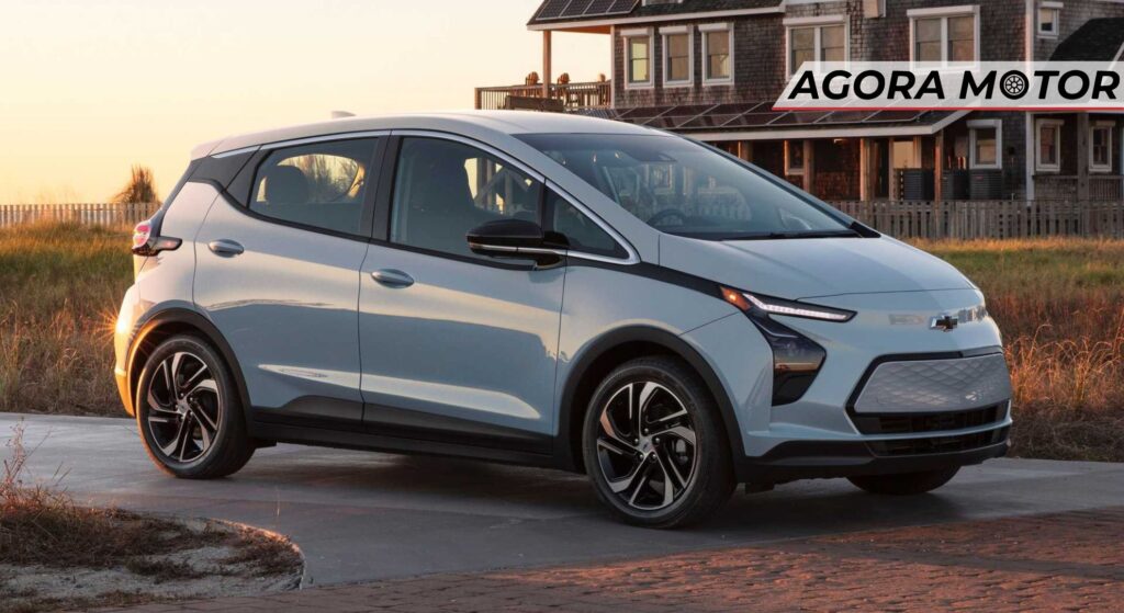Chevrolet Bolt branco parado de lado.