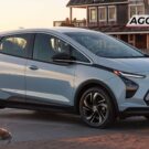 Chevrolet Bolt branco parado de lado.