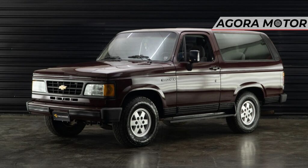 Chevrolet Bonanza preto de lado.