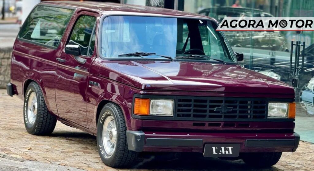 Chevrolet Bonanza vermelho parado de frente.
